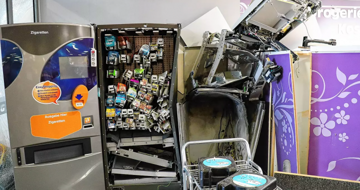Großer Schaden entstand bei der Sprengung des Geldautomaten in einem Supermarkt in Hilzingen in der Nacht zum Freitag. Bild: Sandra Baindl